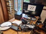 un bureau sur lequel se trouvent un ordinateur, des haut-parleurs et d'autres appareils électroniques