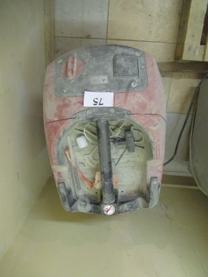 une photo de toilettes sales sur lesquelles est accrochée une affiche