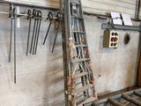 une échelle appuyée contre un mur dans un garage