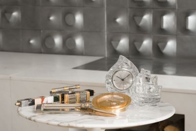 une table en marbre sur laquelle est posée une horloge