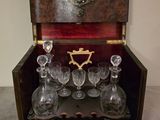une boîte en bois sur laquelle est posé un verre