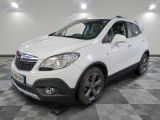 la voiture blanche est garée dans la pièce au sol en damier