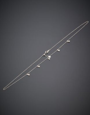 COLLIER chaînette en or gris (750°/°°) retenant cinq diamant…