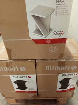 trois cartons empilés les uns sur les autres par terre