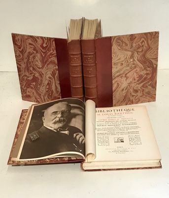 un livre ouvert sur lequel figure la photo d'un homme en costume-cravate, assis sur une table