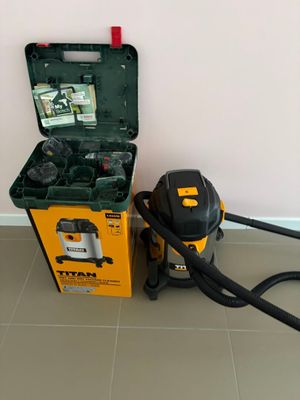 un aspirateur posé sur le sol à côté d'une boîte
