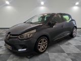 une voiture grise est garée sur le sol à carreaux d'un garage