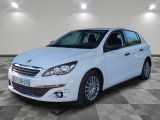 la voiture blanche est garée sur un carrelage à carreaux