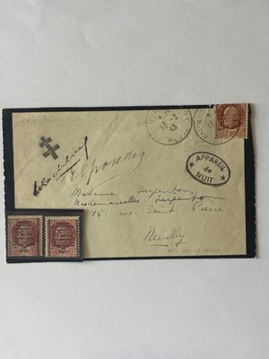 une feuille de papier sur laquelle sont collés des timbres, accrochée au mur