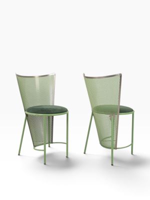 deux chaises métalliques vertes avec un coussin vert, sur fond blanc
