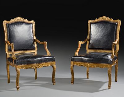 paire de fauteuils « gilet » de style Louis II, avec assises rembourrées de cuir noir