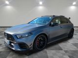 Une Mercedes CLA grise est garée dans une grande pièce