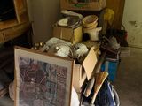 une photo d'une photo posée par terre à côté d'une pile de cartons