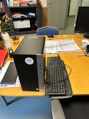un ordinateur de bureau posé sur une table avec un clavier et une souris