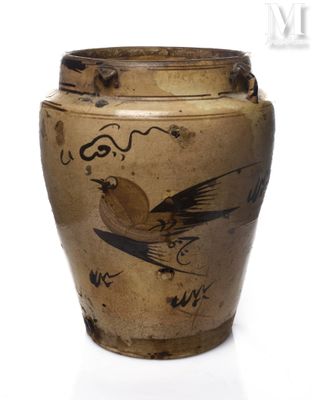 un vase marron orné d'un oiseau sur un fond blanc