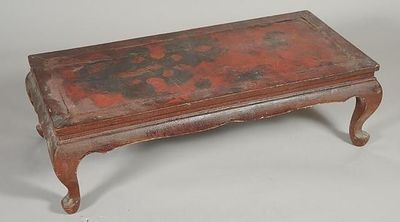 Table basse en bois laqué et peint de motifs sinisants.