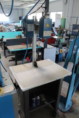 1 machine à injection plastique OMAV Modèle HM.