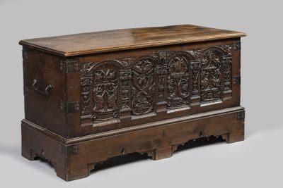 un vieux coffre en bois orné de sculptures et de gravures