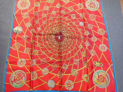 une nappe rouge et bleue avec un motif