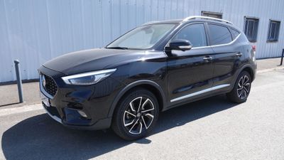 un 4x4 noir garé devant un bâtiment