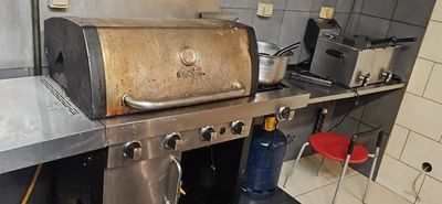 une photo d'une cuisine avec un barbecue et un plan de travail