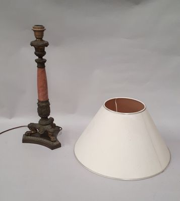 une lampe placée à côté d'un abat-jour