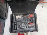 une boîte à outils contenant des outils, posée sur le sol