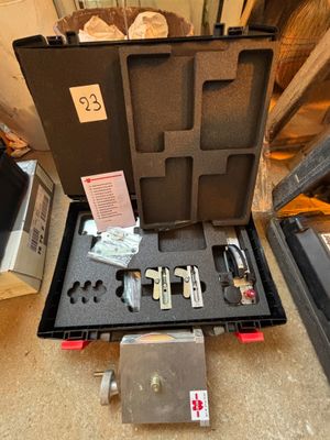 une mallette contenant des outils posée sur le sol