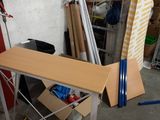 une table placée au milieu d'une pièce
