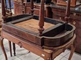 une table en bois avec un plateau noir dans un magasin