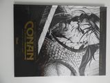 une photo en noir et blanc d'un livre posé sur une table