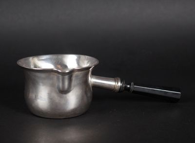 une image représentant une coupe en argent munie d'une anse, sur fond noir
