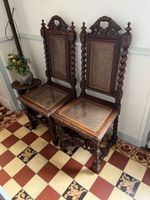 TROIS CHAISES en bois naturel sculpté de style Henri II, ass…