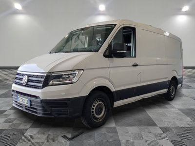 la photo d'une camionnette blanche garée dans une pièce