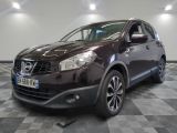 nissan qxv dans une salle d'exposition au sol en damier