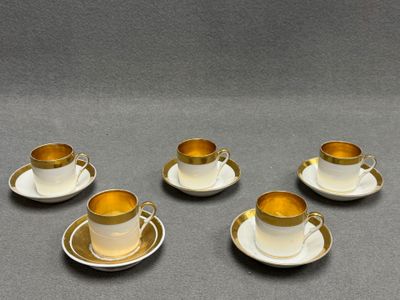 Cinq tasses et soucoupes en porcelaine. Paris XIX°