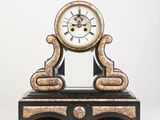une image représentant une horloge noire et dorée sur fond blanc