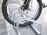 un gros plan sur un porte-vélos dans la rue