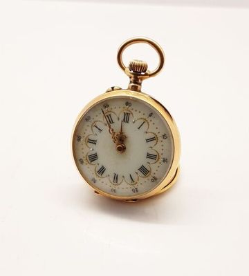 une montre de poche en or avec des chiffres romains