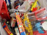 un tas de jouets dans un sac en plastique posé par terre