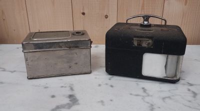 deux bagages posés sur une table