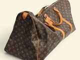 une image d'un sac Louis Vuitton sur fond blanc
