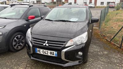 deux petites voitures garées l'une à côté de l'autre sur un parking