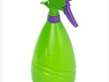 un vaporisateur en plastique vert avec une poignée violette