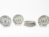quatre assiettes aux motifs différents, disposées les unes à côté des autres