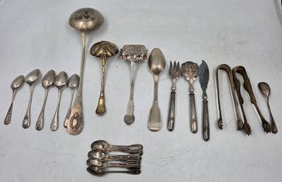 beaucoup de cuillères en argent et de cuillères sur la table