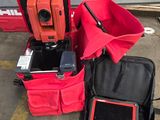 une valise rouge avec un sac noir, une valise rouge avec un sac noir, une valise rouge avec un sac rouge et un sac rouge avec un sac noir