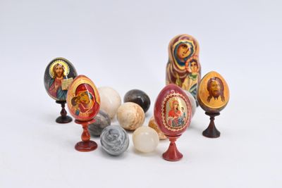 beaucoup d'œufs posés sur une table