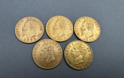 cinq souverains d'or, dont l'un est surmonté d'une couronne