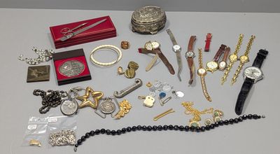 une table sur laquelle sont posés de nombreux bijoux